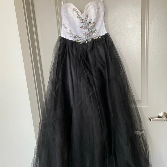 green emerald velvet dress Red Wedding Dress, Gala Gown, Black Tie Dress, Tulle Red Carpet Dress, Masquerade Ball Gown, Couture Gown, Photoshoot Dress, Cocktail Dress XL main image 1
